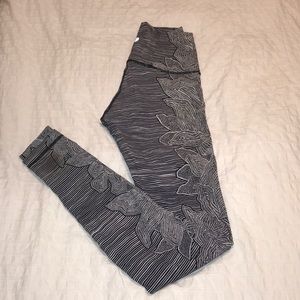 Black/white lululemon special edition wunder under